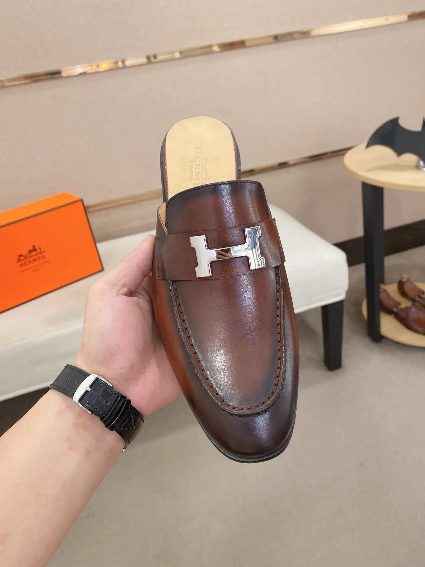 Men's clothing and shoes💰: 500💰《HERMES》【Classic original single version】Hermès half-drag; top 🔝purchasing agent🔍🔍 latest 🇺🇸 counter sale simultaneously, original ▲▲cowhide imported from Italy ▲▲Exquisite workmanship (Italian 🇮🇹Imported water-dyed 🐂cowhide lining) sole: original sole provided by the original factory, ⚠️exclusive double-layer activity·TPR·rubber·combined molded outsole; Yardage: 38-44. Can be customized45